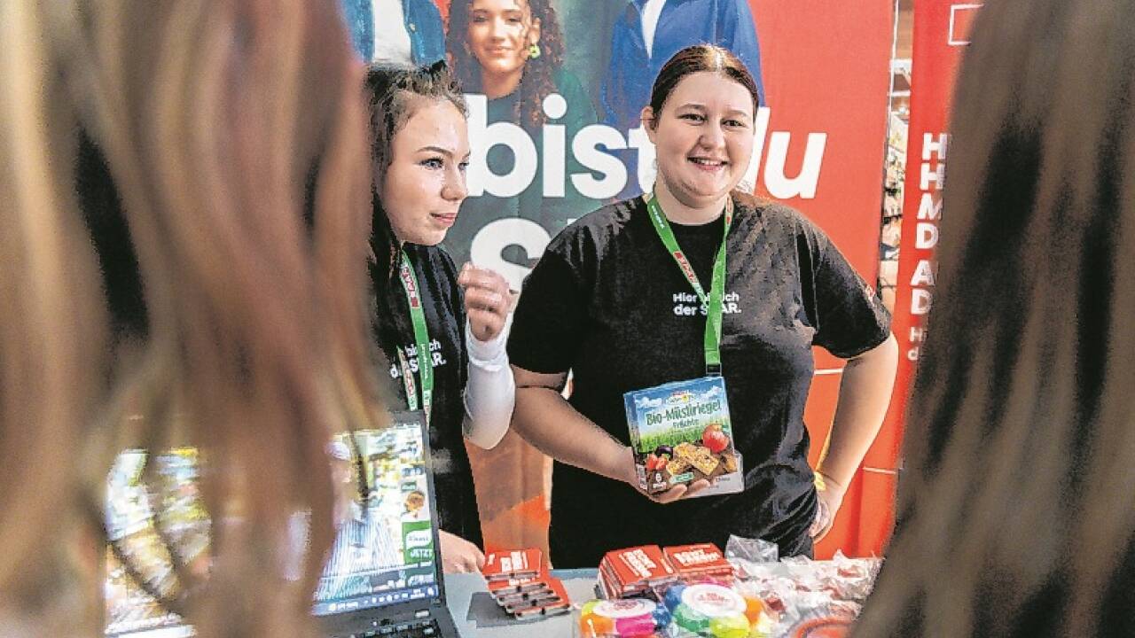 Lehrlinge und Personalverantwortliche verraten, wie ein Arbeitstag in den jeweiligen Unternehmen abläuft.  