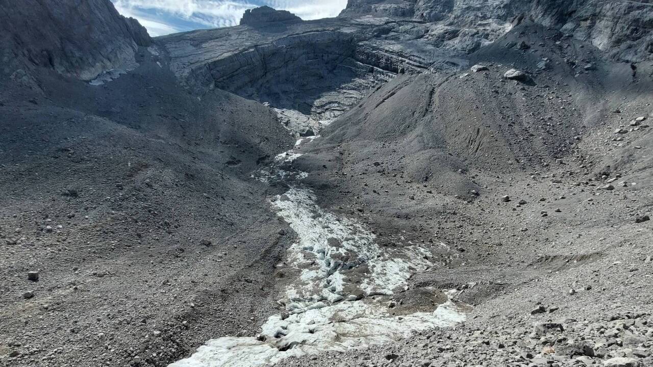 Der Watzmanngletscher vor zwei Wochen: Er ist stark eingesunken und inzwischen fast vollständig unter Schutt begraben.  