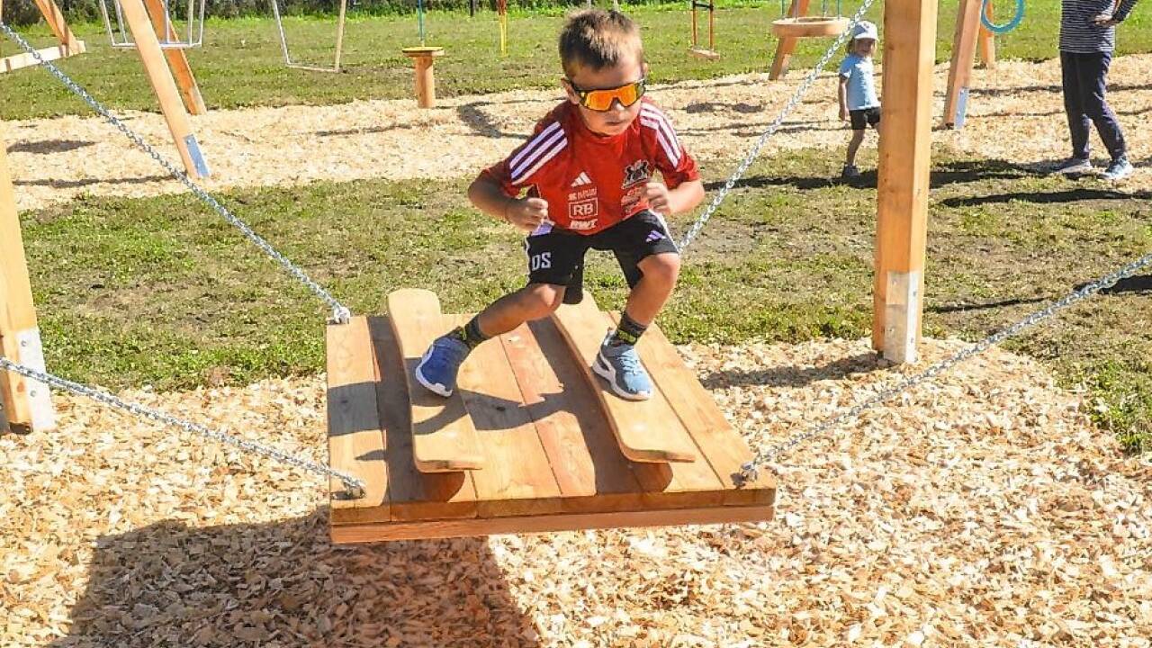 Verschiedenste Geräte stehen im neuen Motorikpark zur Verfügung.  