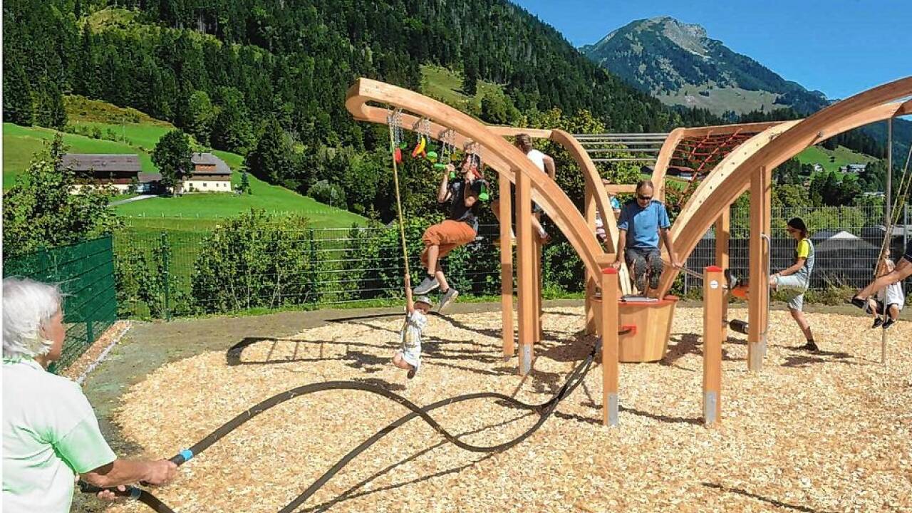 Verschiedenste Geräte stehen im neuen Motorikpark zur Verfügung.  