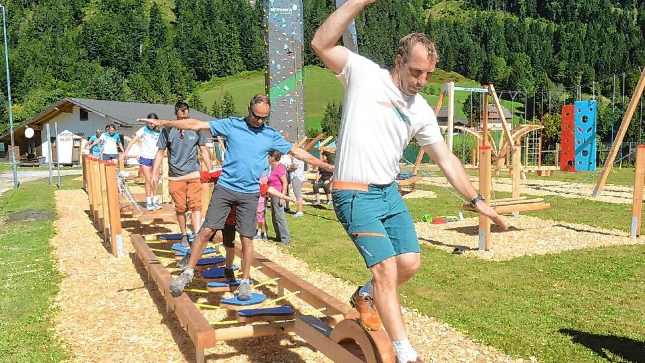 Verschiedenste Geräte stehen im neuen Motorikpark zur Verfügung.  