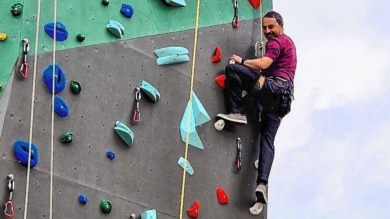 Bgm. Stefan Lanner testete bei der Eröffnung gleich den neuen Kletterturm.  