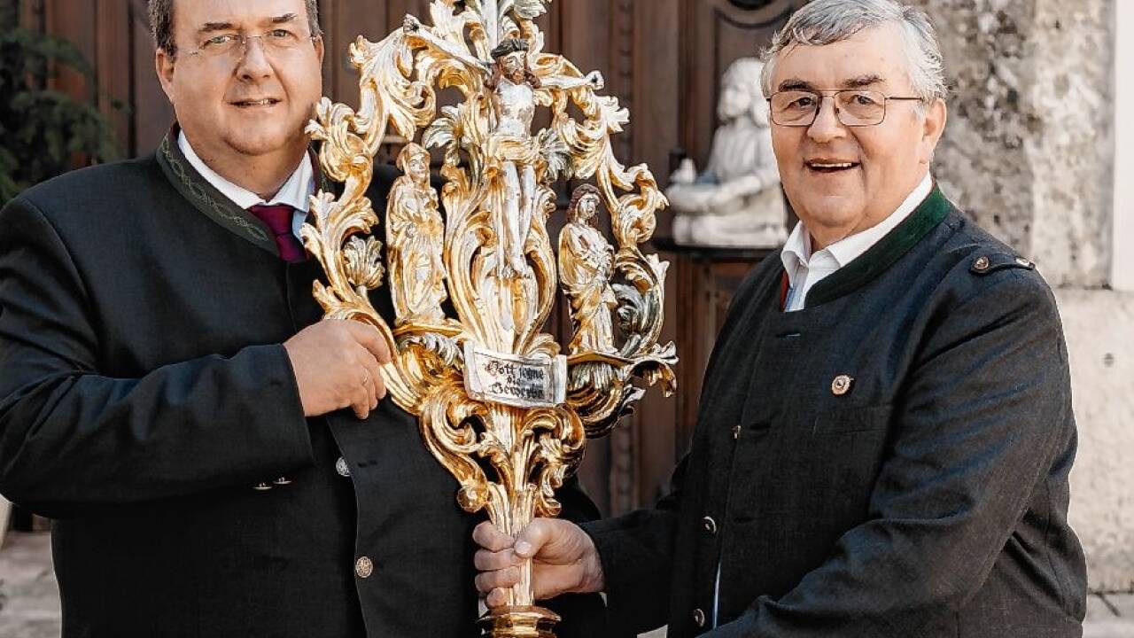 Seit dem Jahr 2000 ist Tischlermeister Rupert Reindl Zunftvater gewesen, nun gab er das rund 500 Jahre alte, spätgotische SchusterZunftkreuz an Johann Struber weiter. 
