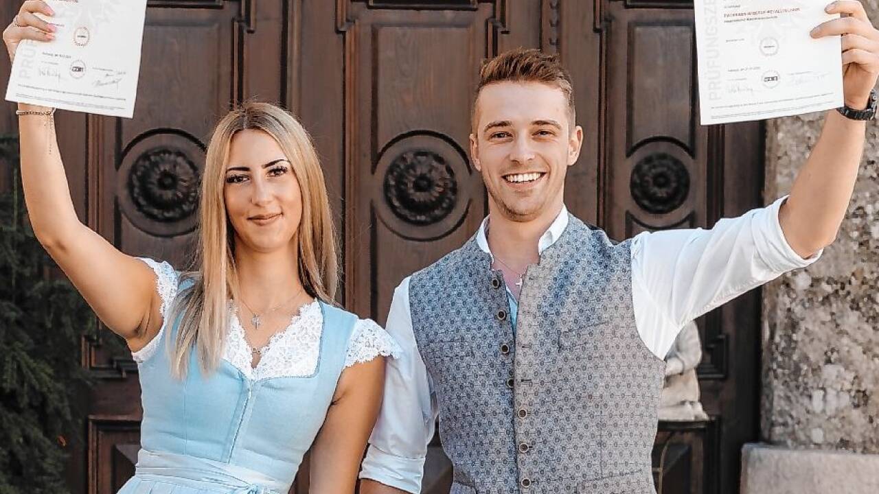 Die frischgebackenen Gesellen Nicol Vladova (Bürokauffrau) und Johannes Hörandtner (Metalltechniker) mit ihren Gesellenbriefen.   