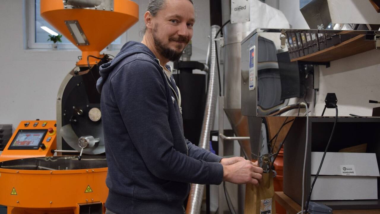 Der Thalgauer Simon Karl hat seine Rösterei vor einigen Jahren ins Gewerbegebiet in Bergheim verlegt. In seinem Heimatort betreibt er ein Café. 