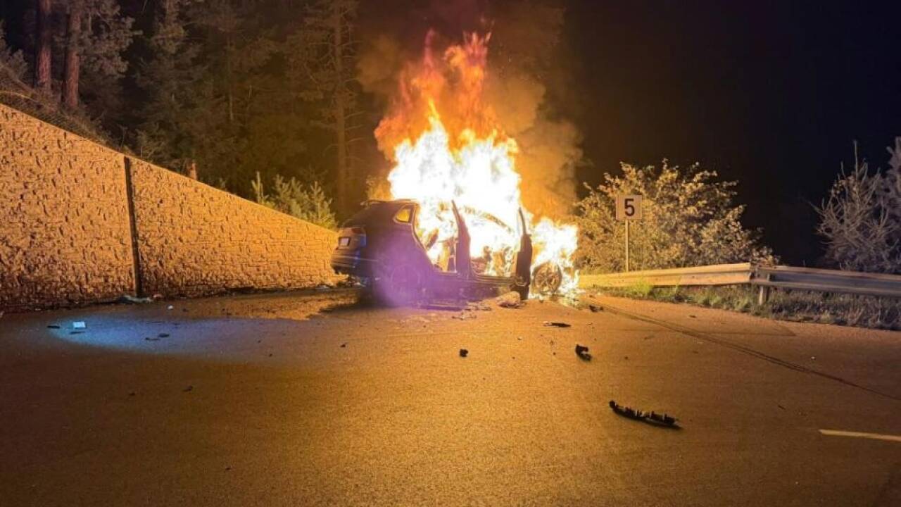 Ein Ersthelfer barg den Mann aus dem Auto Ein Ersthelfer barg den Mann aus dem Auto