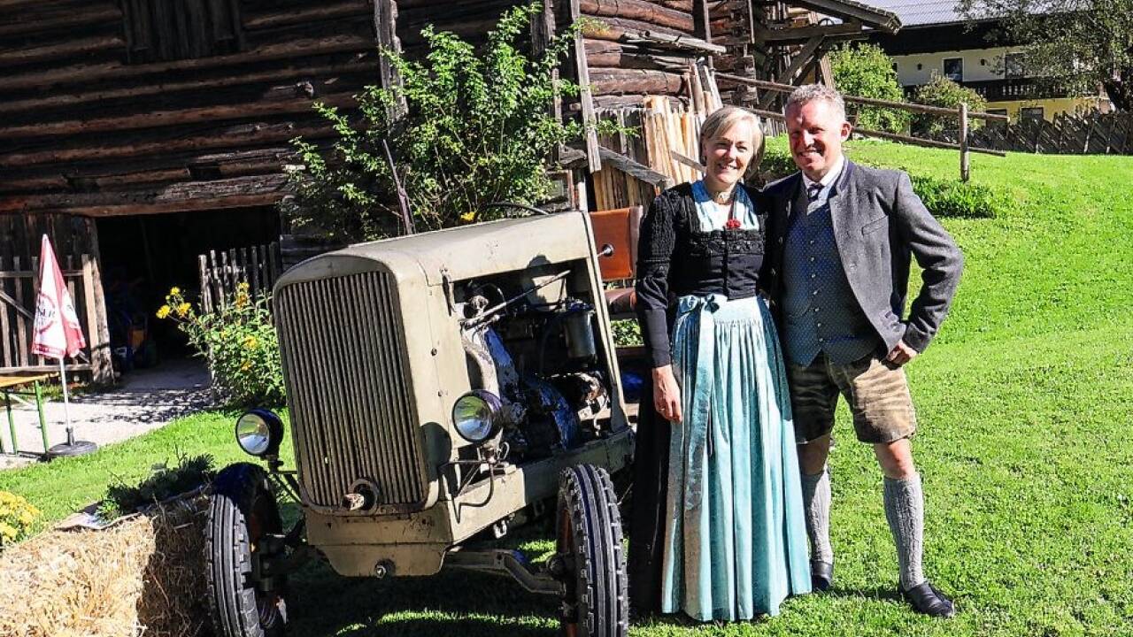 Maria und Josef Moisl mit einem Traktor aus Josefs Kindheit. Maria trägt das über hundertjährige Trachtenoberteil. 