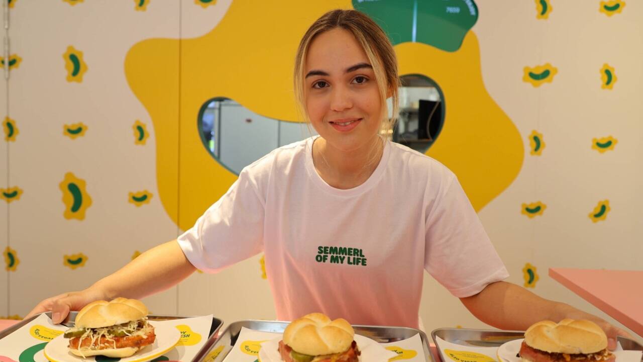 Leberkässemmerl in verschiedenen Varianten gibt es bei „leka“ – im Bild Mitarbeiterin Lena Strauss. 