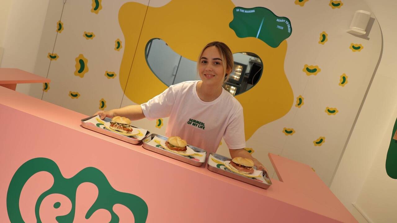 Leberkässemmerl in verschiedenen Varianten gibt es bei „leka“ – im Bild Mitarbeiterin Lena Strauss. 
