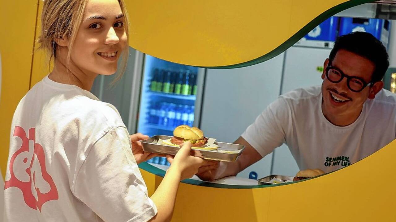 Mitarbeiterin Lena Strauss und Maximilian Bozzo-Rath. 