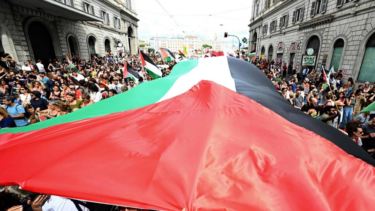 Palästinensische Flaggen wehen über einem Turm in Ramallah im besetzten Westjordanland.  