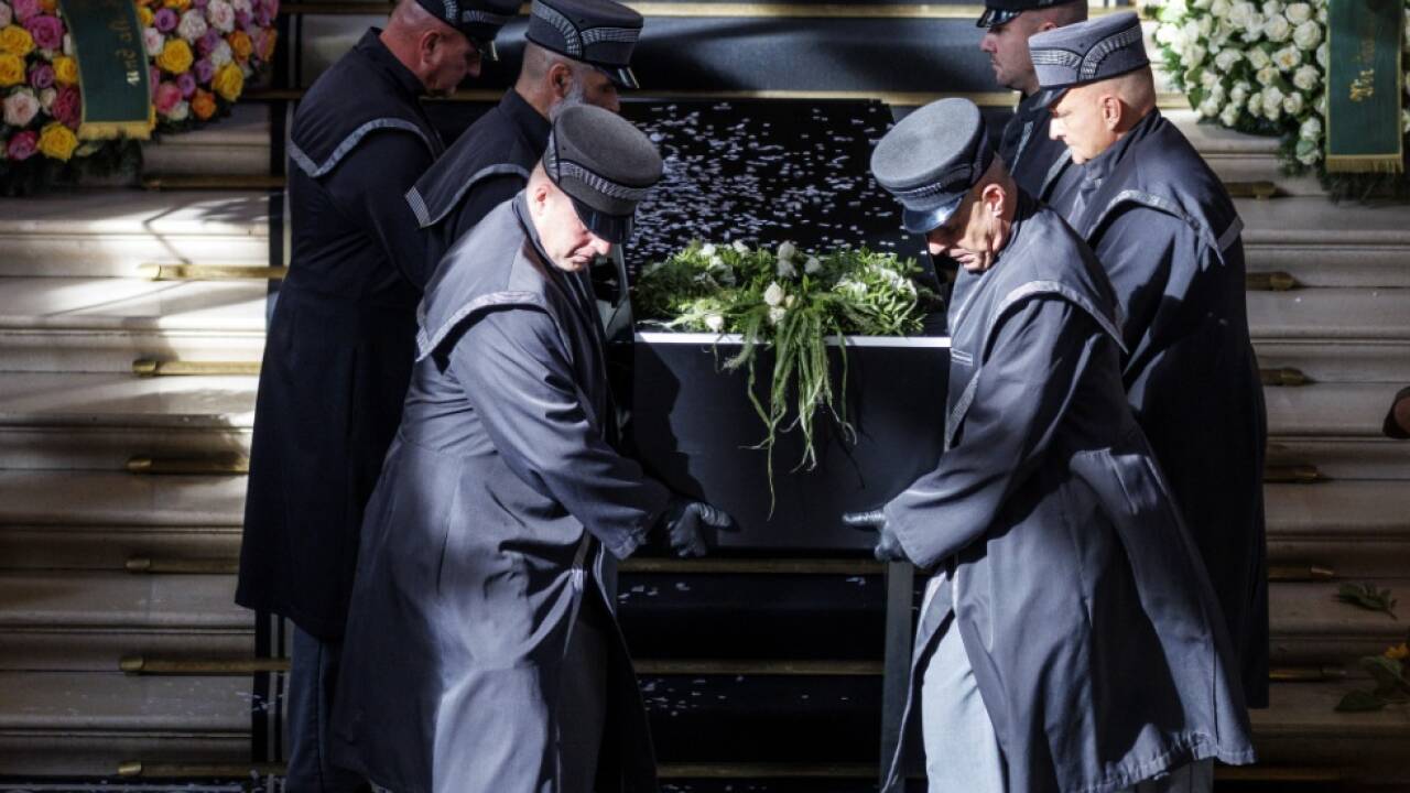 Peymanns Sarg wird die Feststiege des Burgtheaters hinuntergetragen 