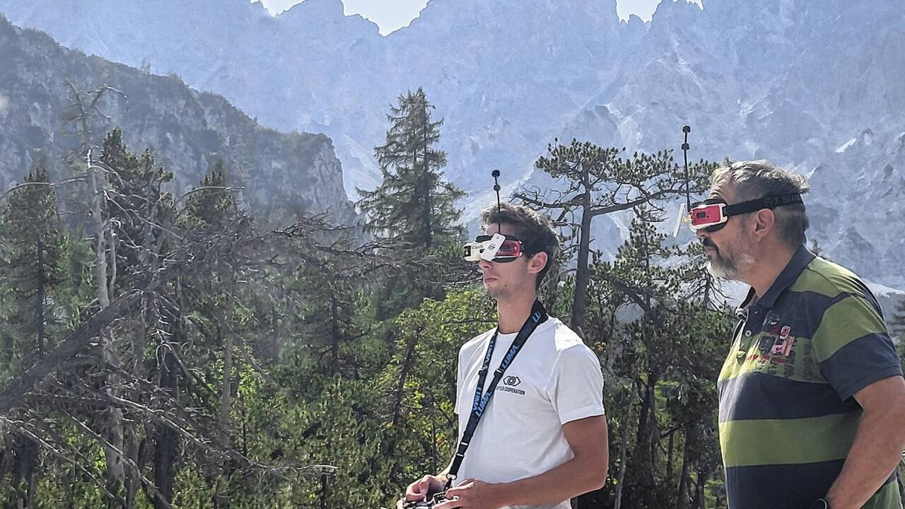 Geologe Stefan Kellerbauer (rechts) und Drohnenpilot Alexander Koller analysieren aus sicherer Entfernung den Felssturzbereich im hinteren Wimbachtal mit einer Spezialdrohne und Virtual-Reality-Brillen.  