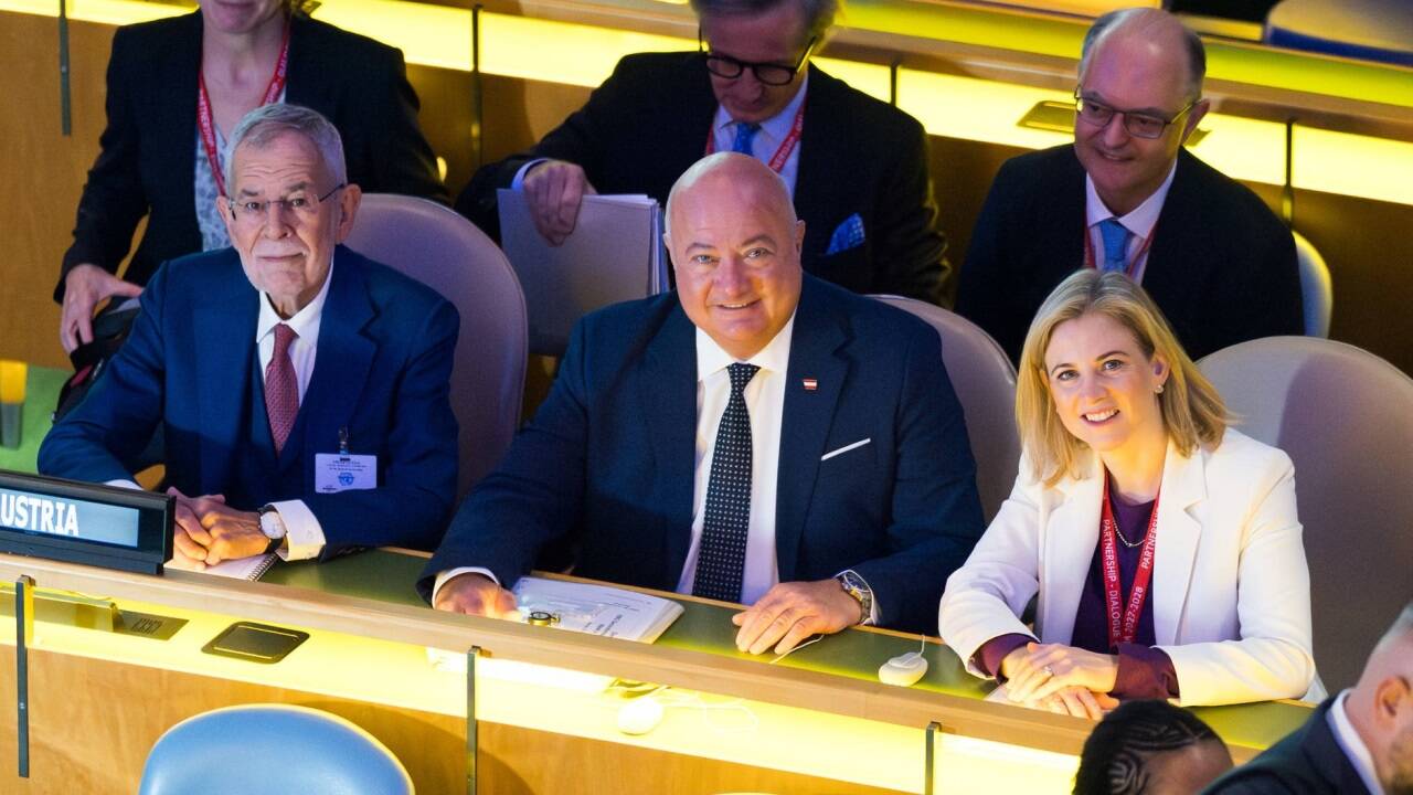 Bundespräsident Alexander Van der Bellen, Bundeskanzler Christian Stocker (ÖVP) und Außenministerin Beate Meinl-Reisinger (Neos) am Montag bei der Sitzung der UNO-Vollversammlung zum 80. Jahrestag der Vereinten Nationen in New York. 