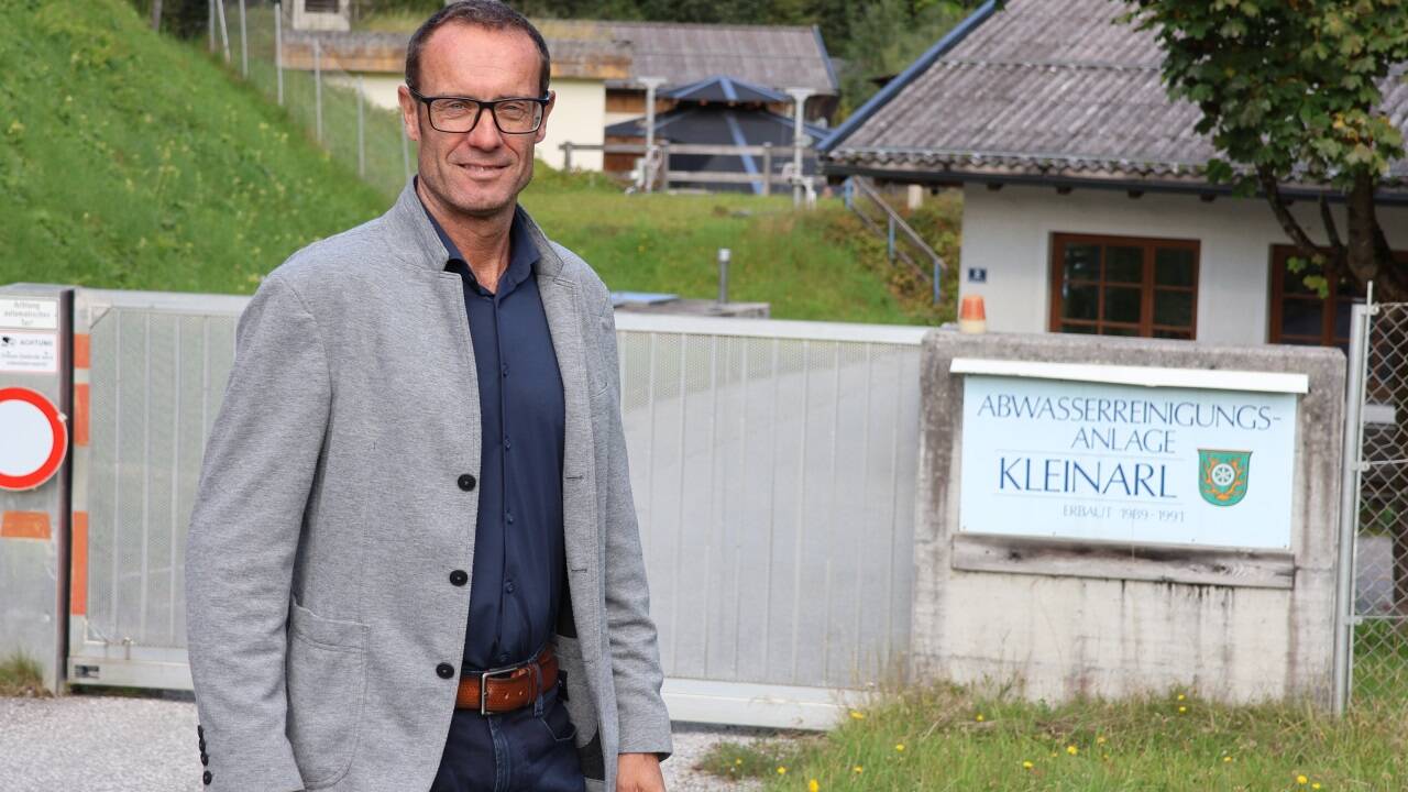 Bürgermeister Wolfgang Viehhauser (ÖVP) vor der alten Abwasserreinigungsanlage in Kleinarl. Künftig soll hier der Gemeindebauhof stehen.  