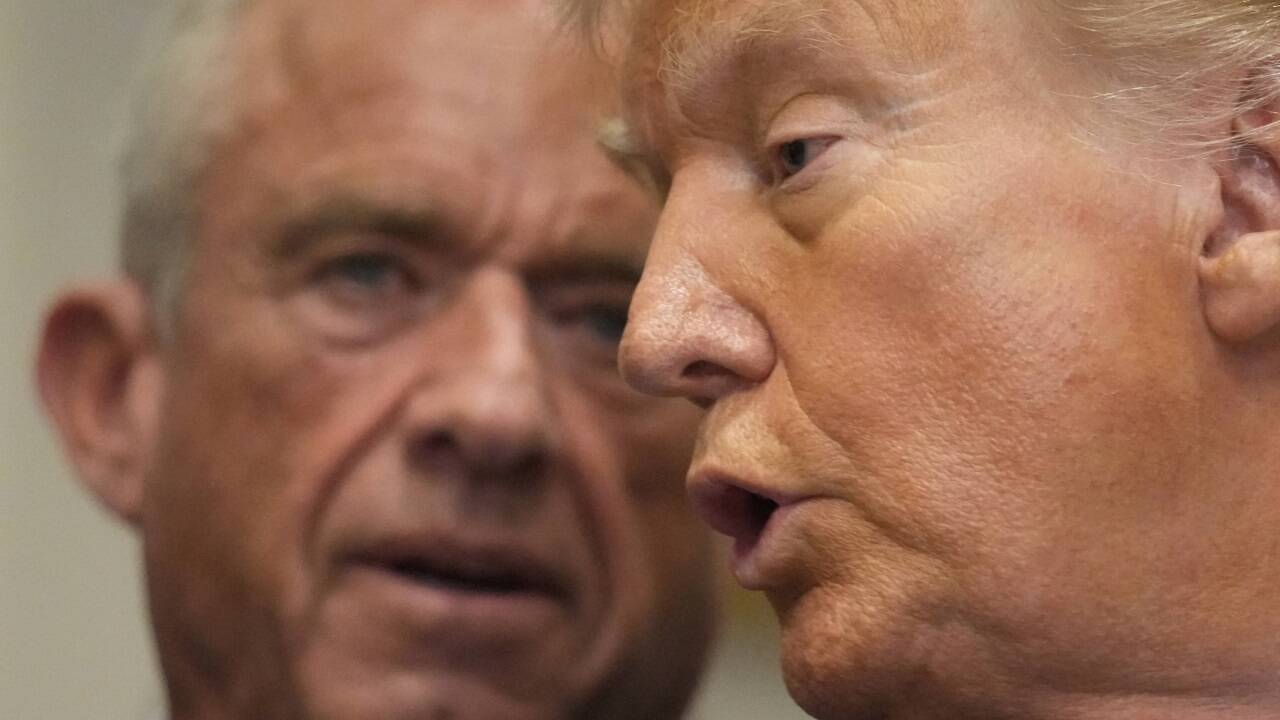 US-Präsident Donald Trump - und im Hintergrund sein Gesundheitsminister Robert F. Kennedy.  
