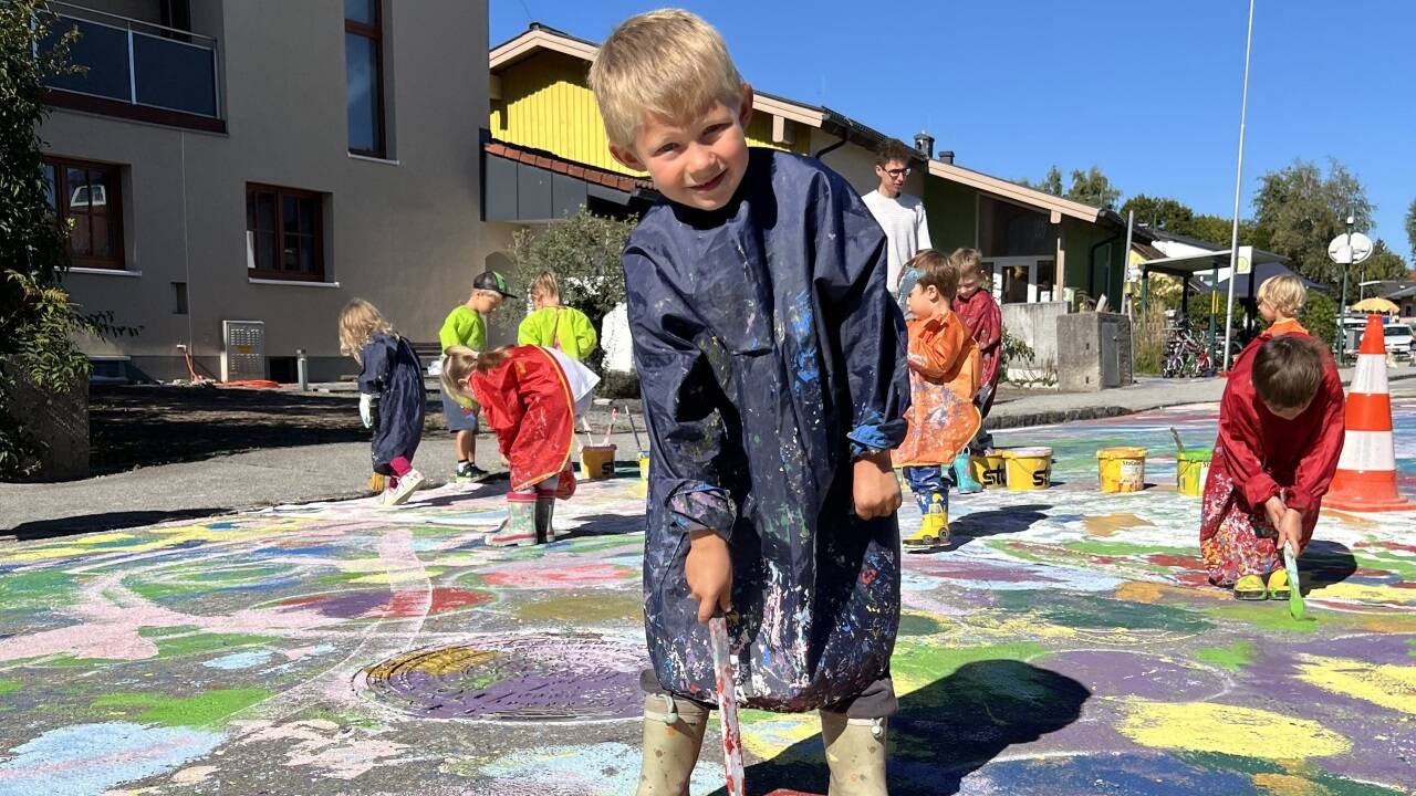 Hundert Seekirchner Kinder verwandelten einen Teil der sonst viel befahrenen Moosstraße in ein buntes Farbenmeer. Die „Blühende Straße“ wurde im Rahmen der Europäischen Mobilitätswoche gestaltet. 