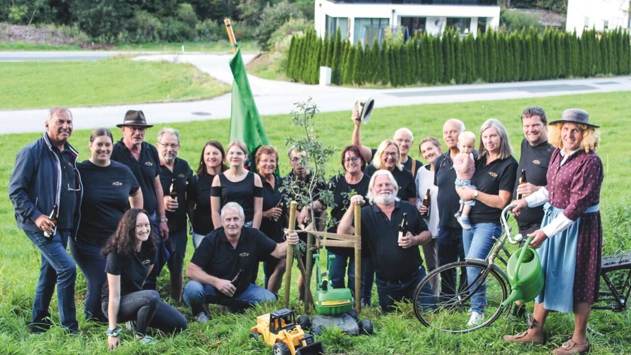 Gemeinsam pflanzten Mitglieder der Faschingsgilde Plainfeld eine Eiche. 