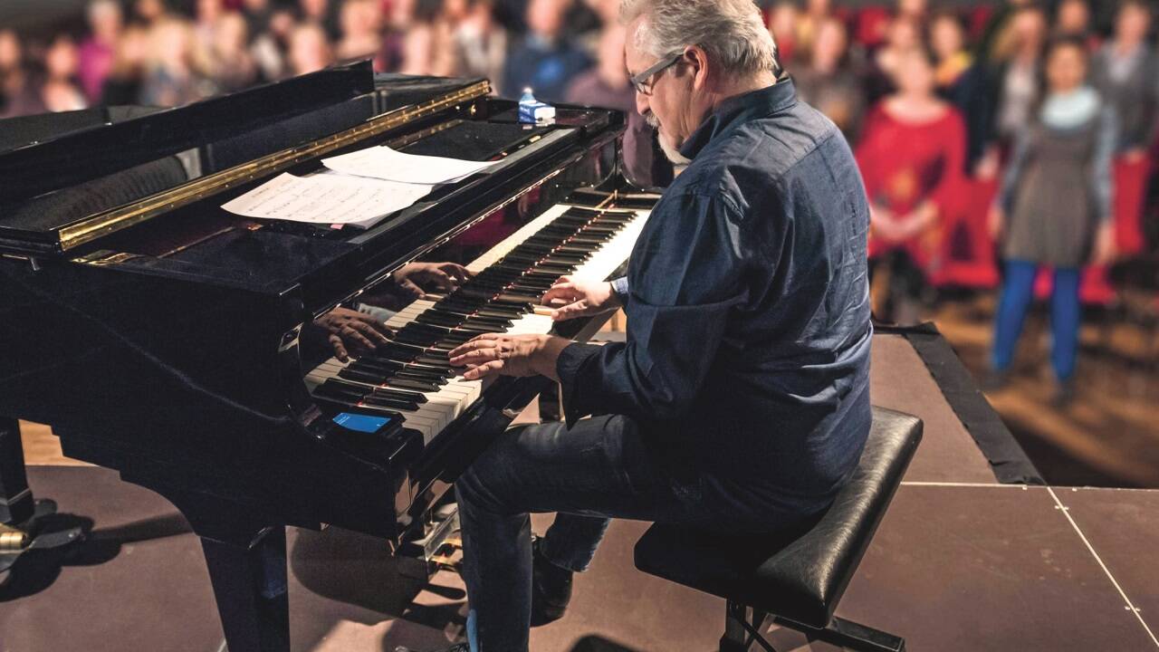 Richard Griesfelder führt beim Flachgauer Chortag in die Welt von Gospel und Popmusik. 