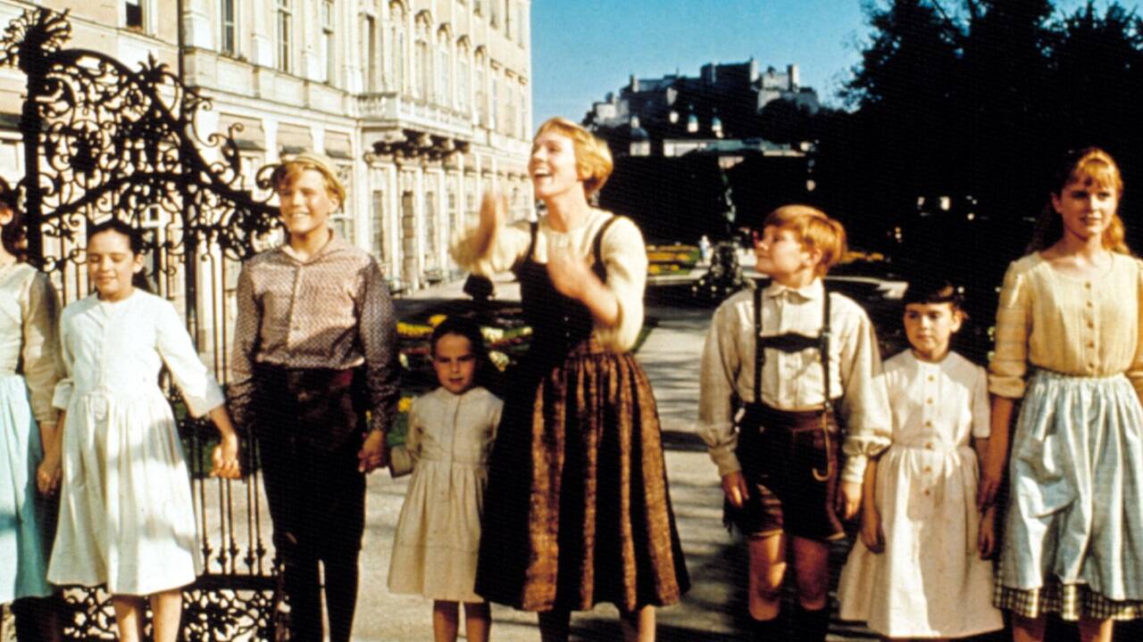 Da stehen sie, die Trapps. In Landestracht und filmreif, im Hintergrund die Festung Hohensalzburg.  