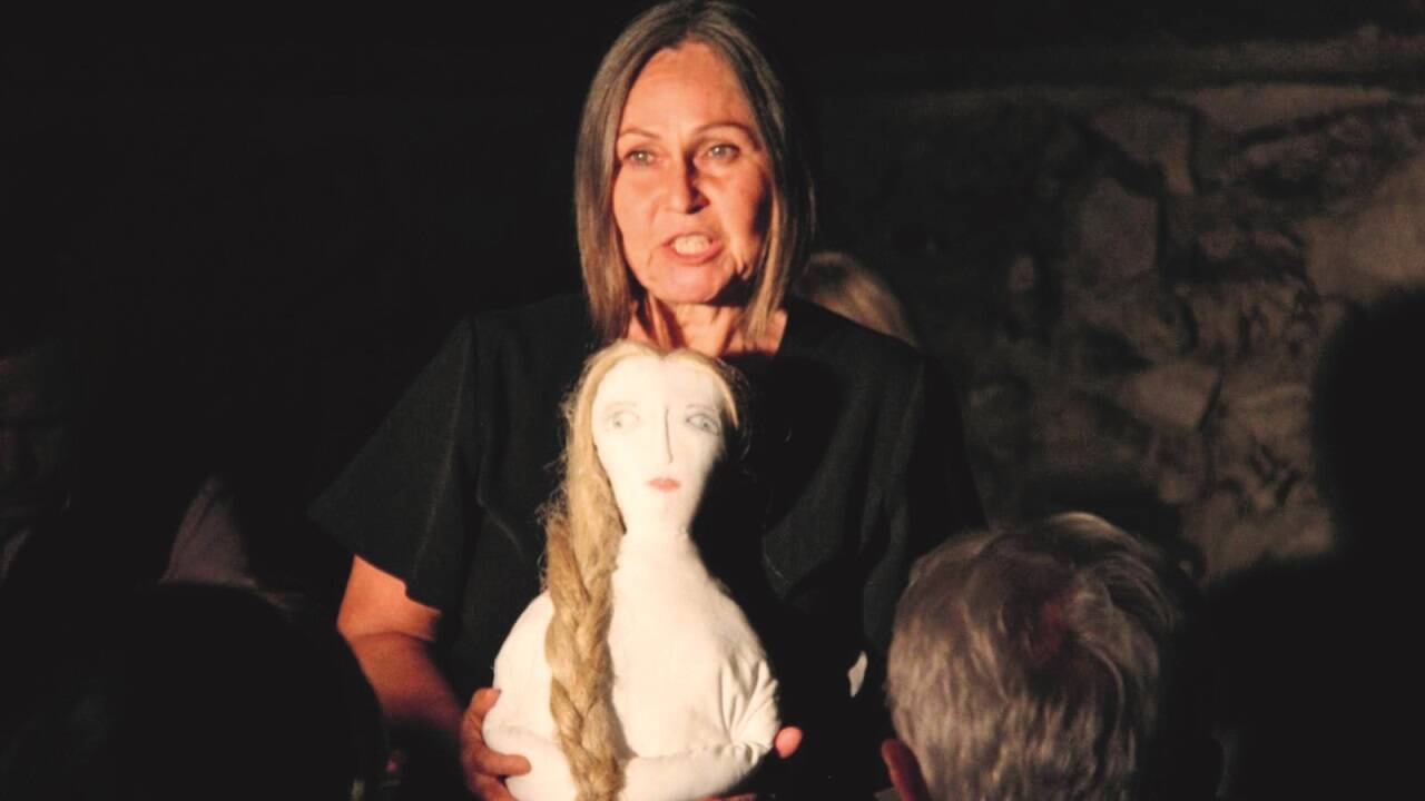 Die 1939 verstorbene Großmutter der Autorin, „Katharina“, wird in dem Stück als Puppe dargestellt, es spricht Christine Wally. 