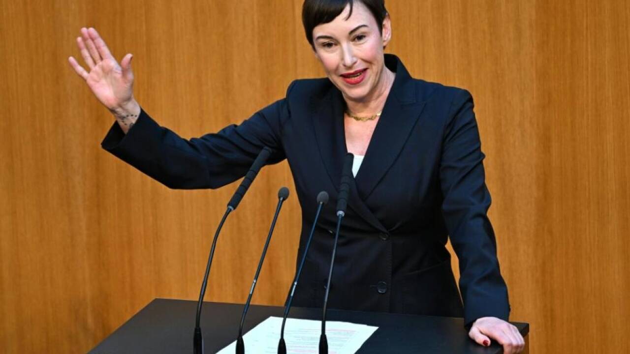 NEOS-bewerben-vor-Plenum-pinke-Handschrift-in-Regierung