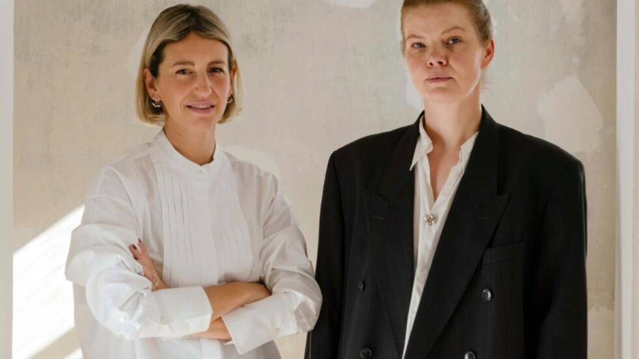 Kuratorin Attilia Fattori Franchini (l.) und Künstlerin Birke Gorm 