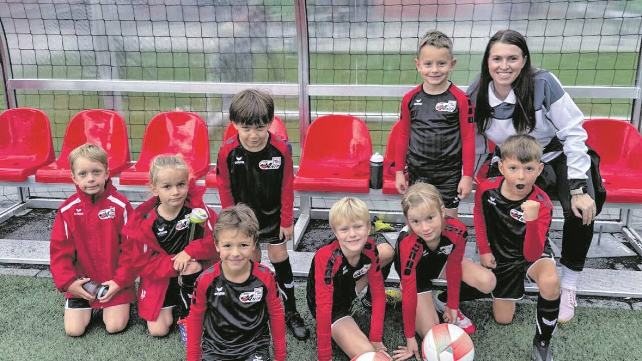 Die Anifer U7 mit Jugendleiterin Anita Tribl bei ihrem ersten Turnier in Hallein.  