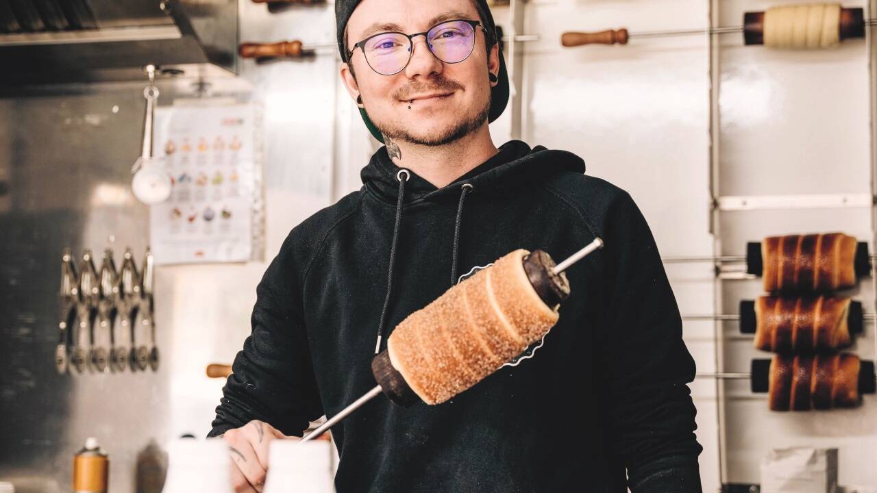 Stefan Racz hat sich auf Baumkuchen spezialisiert. In seinem selbst gebauten Anhänger bäckt er die Süßigkeit selbst auf verschiedenen Märkten.  