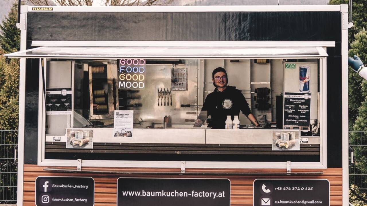 Stefan Racz hat sich auf Baumkuchen spezialisiert. In seinem selbst gebauten Anhänger bäckt er die Süßigkeit selbst auf verschiedenen Märkten.  