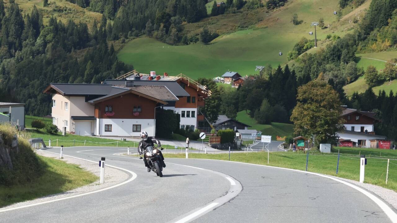 Hier wird beschleunigt: Vom ausgewiesenen Dientner Ortsgebiet Höfl-Zachhof in Richtung Übergossene Alm. 