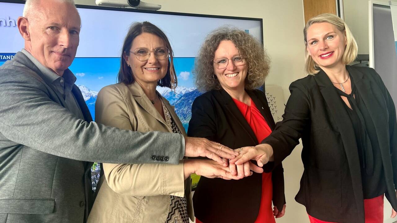 Kooperationspartner/-innen: Eugen Adelsmayr (Geschäftsführer/Direktor Kardinal Schwarzenberg Klinikum), Agnes Wimmer (Direktorin Kardinal Schwarzenberg Akademie), Tauernklinikum-Geschäftsführerin Silke Göltl und Kathrin Wimmer (Direktorin Gesundheits- und Krankenpflegeschule Zell am See/Tauernakademie). Nicht im Bild: Dominik Engel von der FH Salzburg und Landesrätin Daniela Gutschi. 