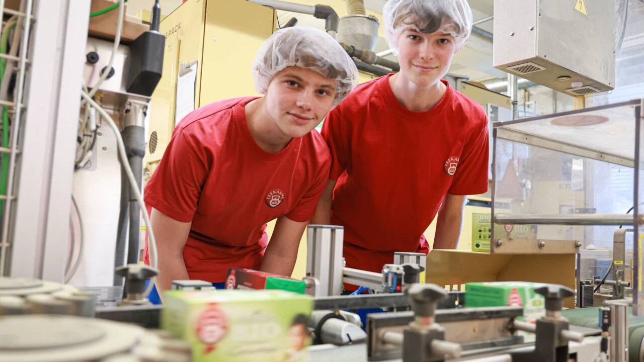 Technik-Profis im Lebensmittelbereich: Marcel und David werden an den Teebeutel-Abfüllmaschinen zum Mechatroniker ausgebildet. 