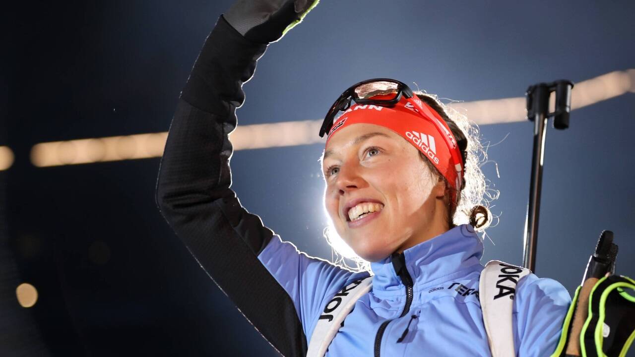 Ein Archivbild vom Dezember 2019: Die deutsche Biathletin Laura Dahlmeier winkt den Zuschauern bei ihrer Verabschiedung zum Karriereende nach der 18. Biathlon World Team Challenge (WTC) in der Veltins Arena auf Schalke. Die ehemalige deutsche Biathletin Laura Dahlmeier ist beim Bergsteigen im pakistanischen Karakorum-Gebirge tödlich verunglückt.  