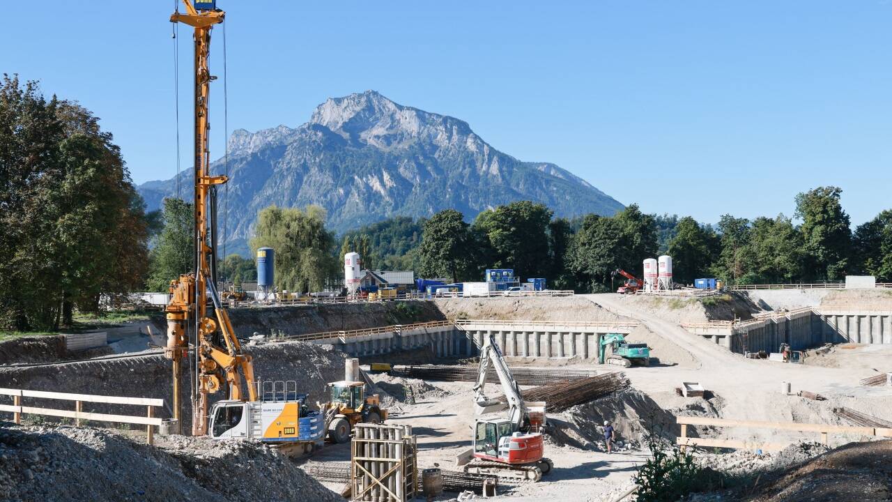 Auf dem ehemaligen Kasernenareal in Elsbethen befindet sich derzeit eine Großbaustelle von Red Bull.  