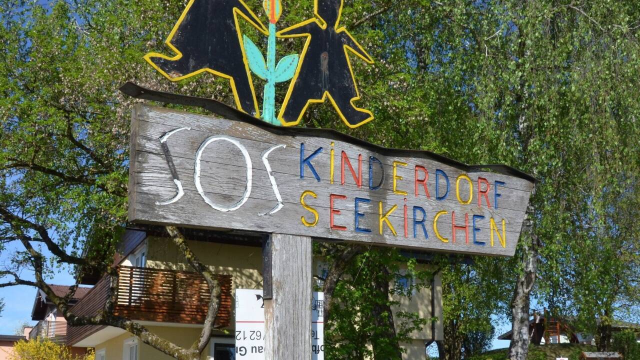 Ein einstiger Mitarbeiter des SOS Kinderdorfs Seekirchen soll um das Jahr 2020 herum zwei damals unmündige Mädchen missbraucht haben.  