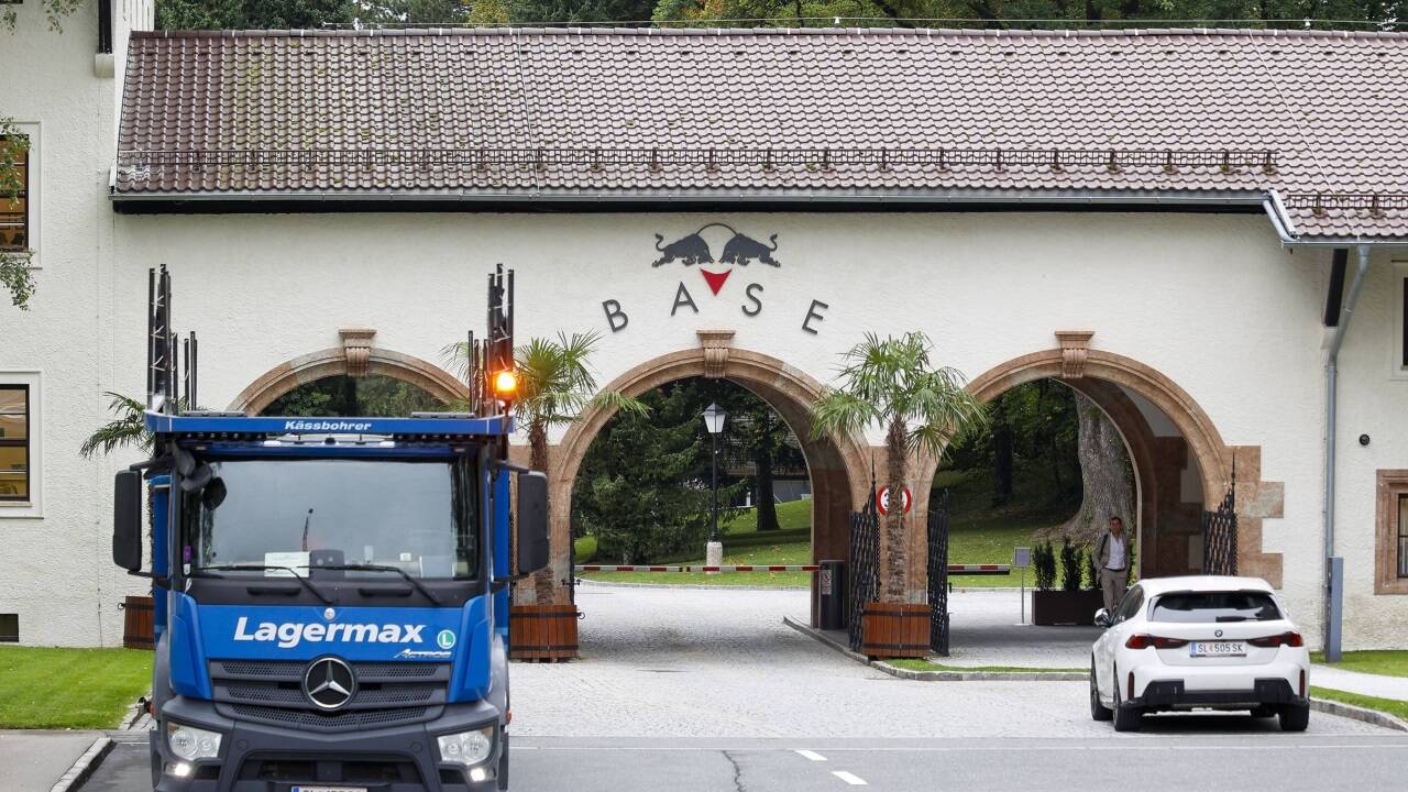 Einfahrt zur Konzernzentrale von Red Bull auf dem einstigen Gelände der Rainerkaserne in Elsbethen.  
