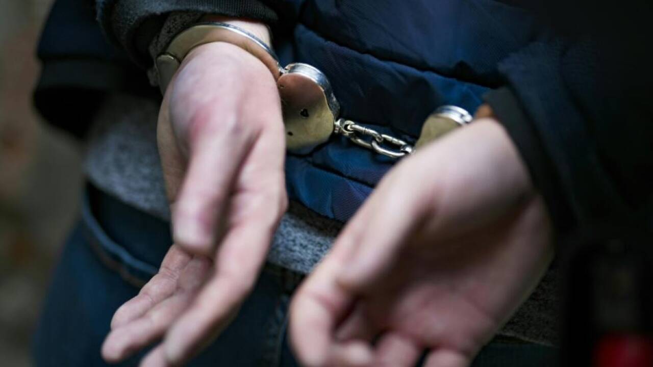 Handschellen gab es nach mehreren Brandstiftungen für den 17-.Jährigen 