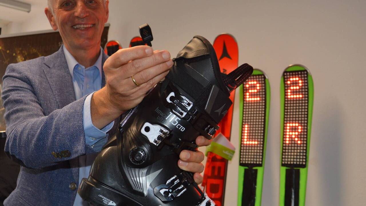 Salzburg Research hat gemeinsam mit Atomic einen intelligenten Skischuh sowie einen Ski mit Display entwickelt.  