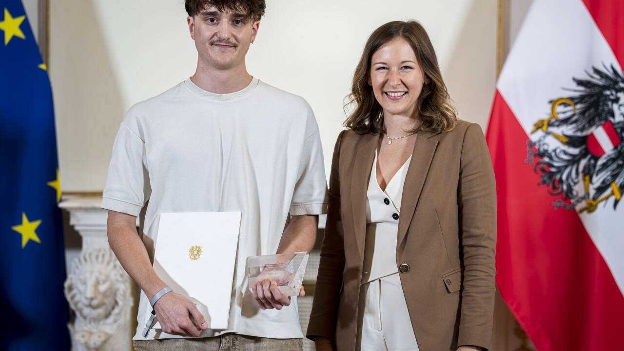 Jakob Neff mit Integrationsministerin Claudia Plakolm (ÖVP). 