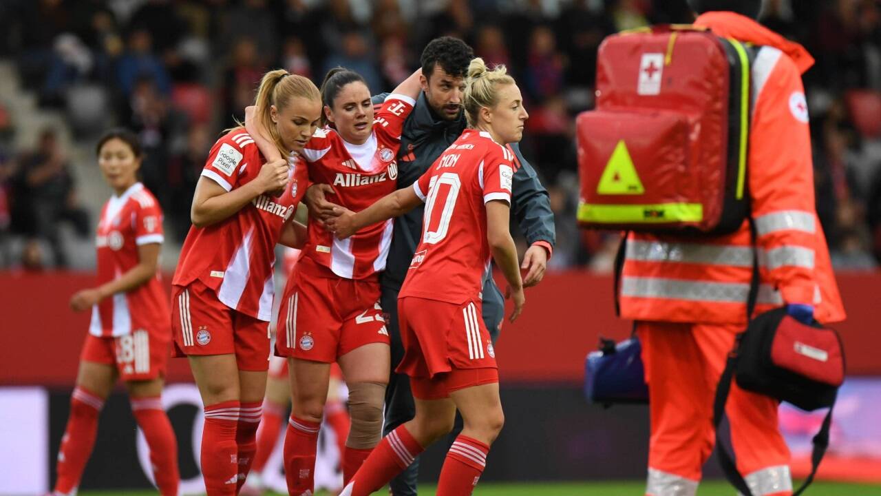 Sarah Zadrazil humpelte mit Unterstützung selbst vom Platz.  