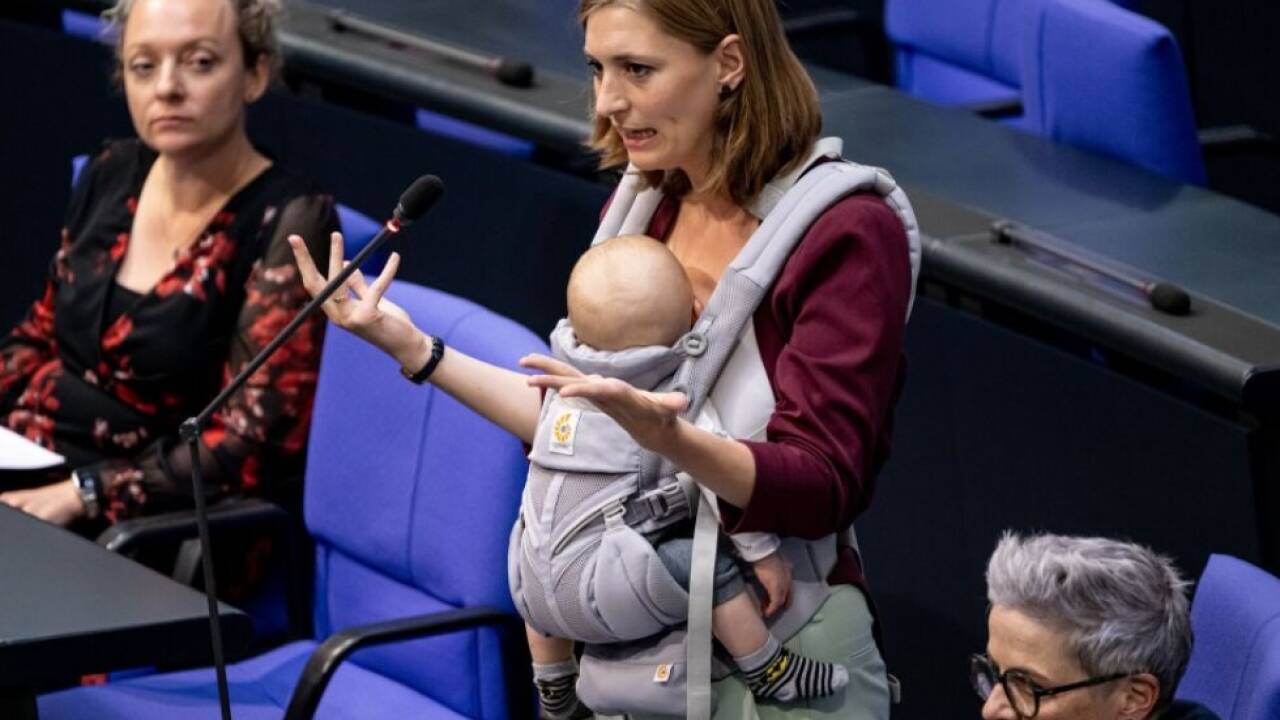 Mit Baby im Parlament 