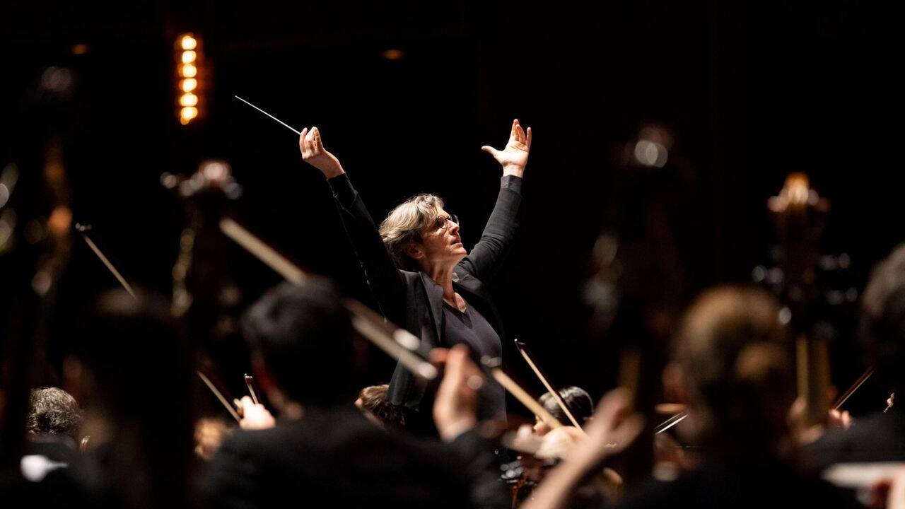 Chefdirigentin Elisabeth Fuchs leitet voller Energie und Ausdruck die Philharmonie Salzburg bei Beethovens Neunter. 