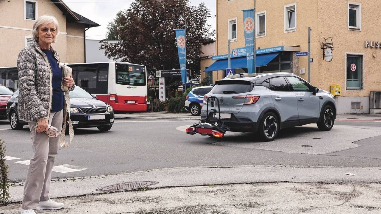 Autos fahren, wie hier im Bild, oft mitten durch den Kreisverkehr Nußdorferstraße. 