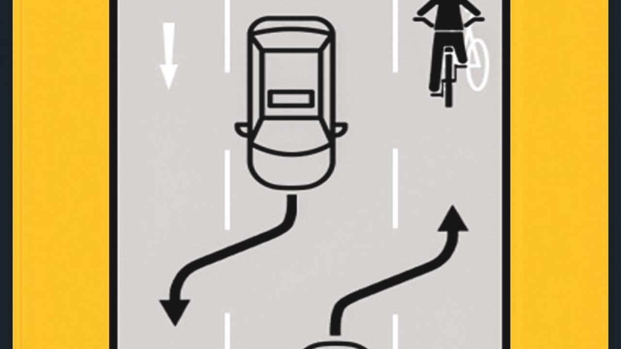 Abschnitt Mehrzweckstreifen: Der Pkw-Lenker muss die Kernfahrbahn (Anm.:In der Mitte) nutzen. Kommt es zu Gegenverkehr, können Pkw nach rechts ausweichen und den Mehrzweckstreifen mitnutzen. Ist dort ein Radfahrer, ordnet sich der Pkw-Fahrer hinter dem Rad ein und überholt erst, wenn es keinen Gegenverkehr gibt. 