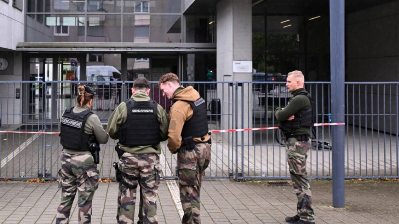 Französische Gendarmen vor der Schule in Benfeld 
