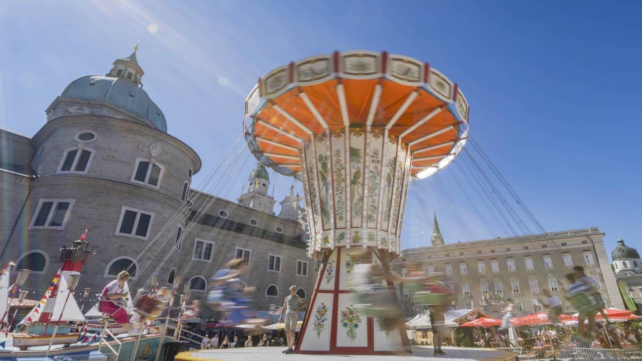 Das historische Kettenkarussell aus 1848 am Rupertikirtag. 