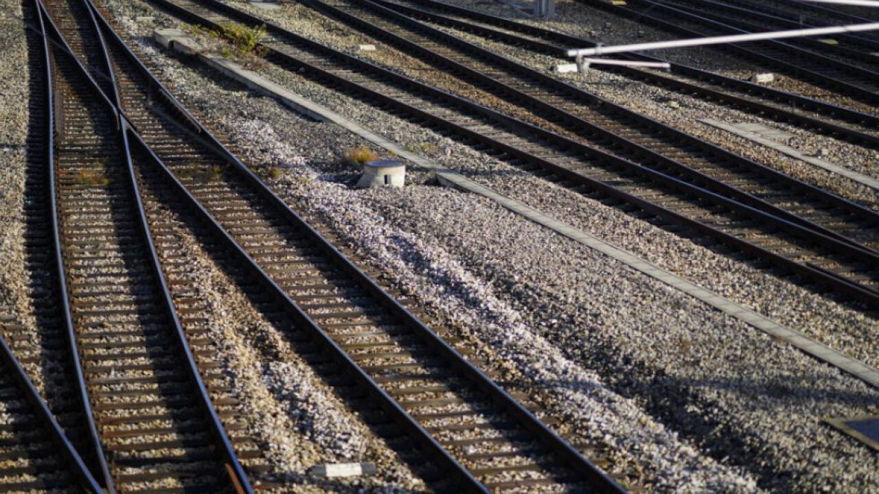 Der 20-Jährige stieg auf die Gleiskörper 
