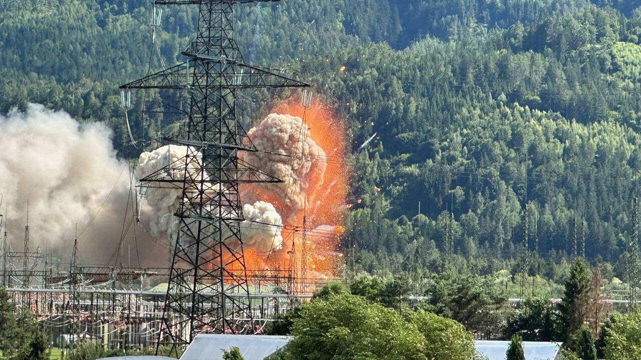 Der Großbrand bei der Firma Rossbacher in Nußdorf-Debant in Osttirol entstand Ende Juni 2025 durch Selbstentzündung eines Akkus, der mit Verpackungsmaterial angeliefert worden war. Der Schaden lag in zweistelliger Millionenhöhe. 