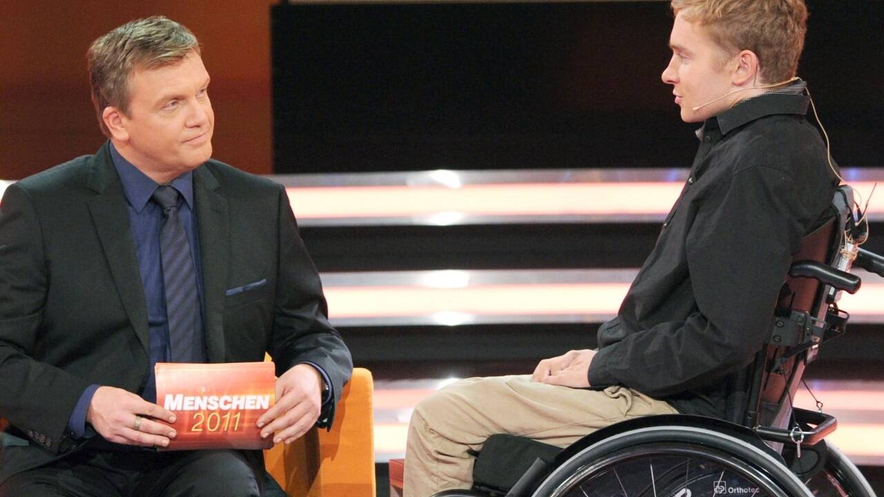 Samuel Koch (im Bild rechts) - hier bei einem Auftritt im ZDF-Jahresrückblick 2011 mit Moderator Hape Kerkeling - will vom Gericht geklärt wissen, ob er bei seinem Unfall während der TV-Show „Wetten dass...?“ unfallversichert war.  
